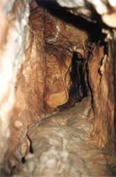 Натек своеобразной спиральной формы (сталактит),влияние природы на искусственные пещеры